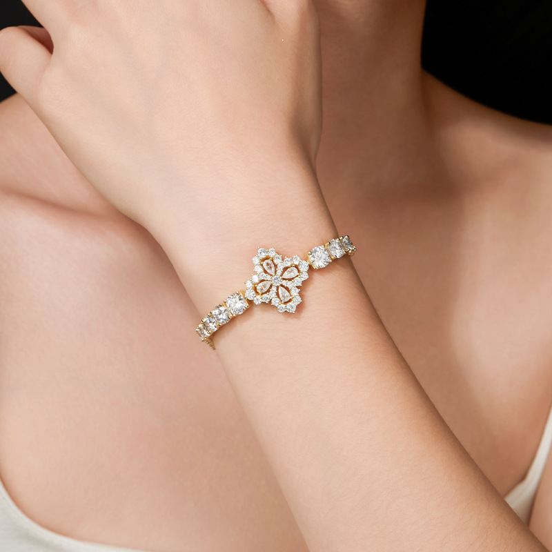 European and American New Four-Leaf Clover Bracelet for Women, High Version, Niche Design, Light Luxury, Full Inlaid Gradient Moissanite, High-End Feel - Image 4