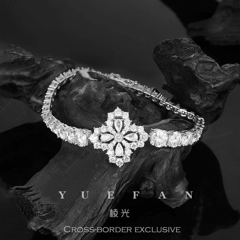 European and American New Four-Leaf Clover Bracelet for Women, High Version, Niche Design, Light Luxury, Full Inlaid Gradient Moissanite, High-End Feel - Image 8