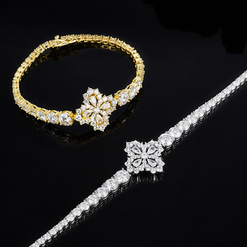 European and American New Four-Leaf Clover Bracelet for Women, High Version, Niche Design, Light Luxury, Full Inlaid Gradient Moissanite, High-End Feel - Image 3