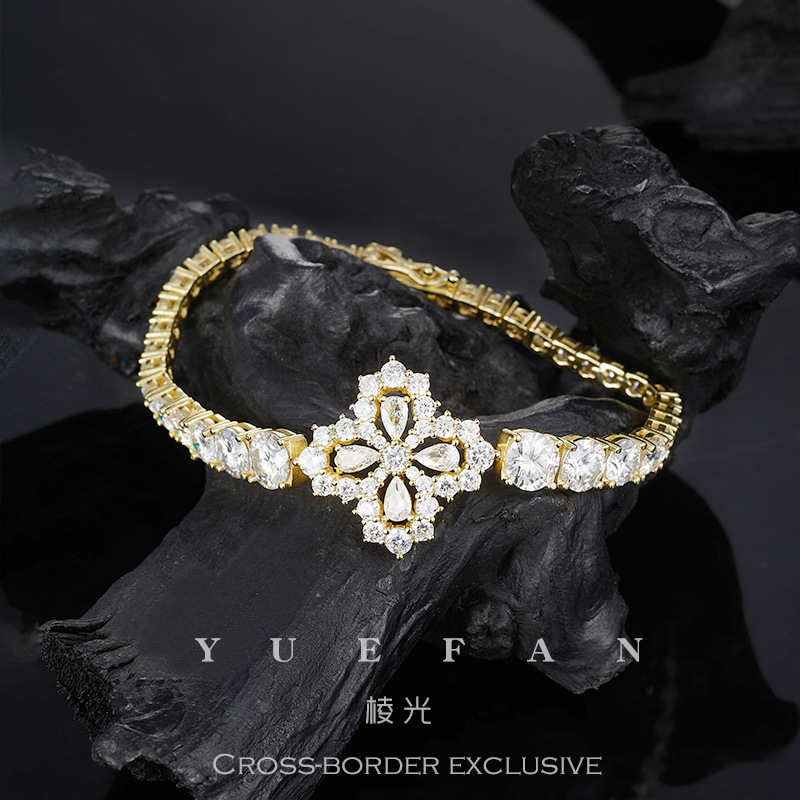 European and American New Four-Leaf Clover Bracelet for Women, High Version, Niche Design, Light Luxury, Full Inlaid Gradient Moissanite, High-End Feel - Image 5