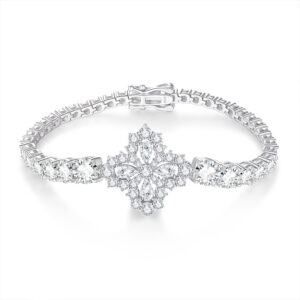 European and American New Four-Leaf Clover Bracelet for Women, High Version, Niche Design, Light Luxury, Full Inlaid Gradient Moissanite, High-End Feel