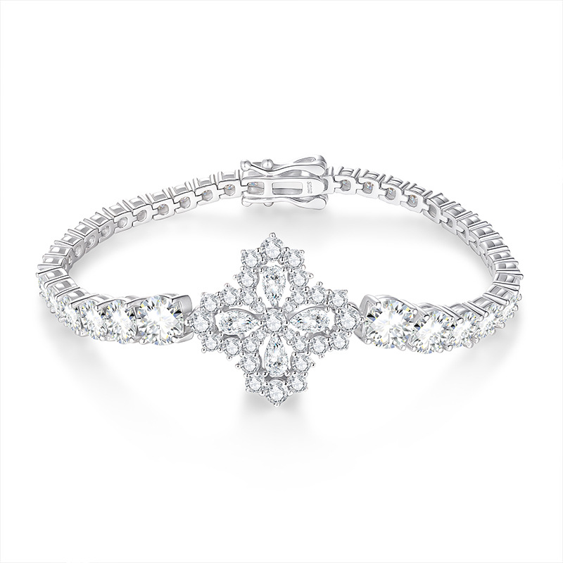 European and American New Four-Leaf Clover Bracelet for Women, High Version, Niche Design, Light Luxury, Full Inlaid Gradient Moissanite, High-End Feel